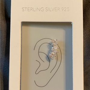 BRAND NEW IN BOX!
1 earring for pierced ears for upper part of ear.